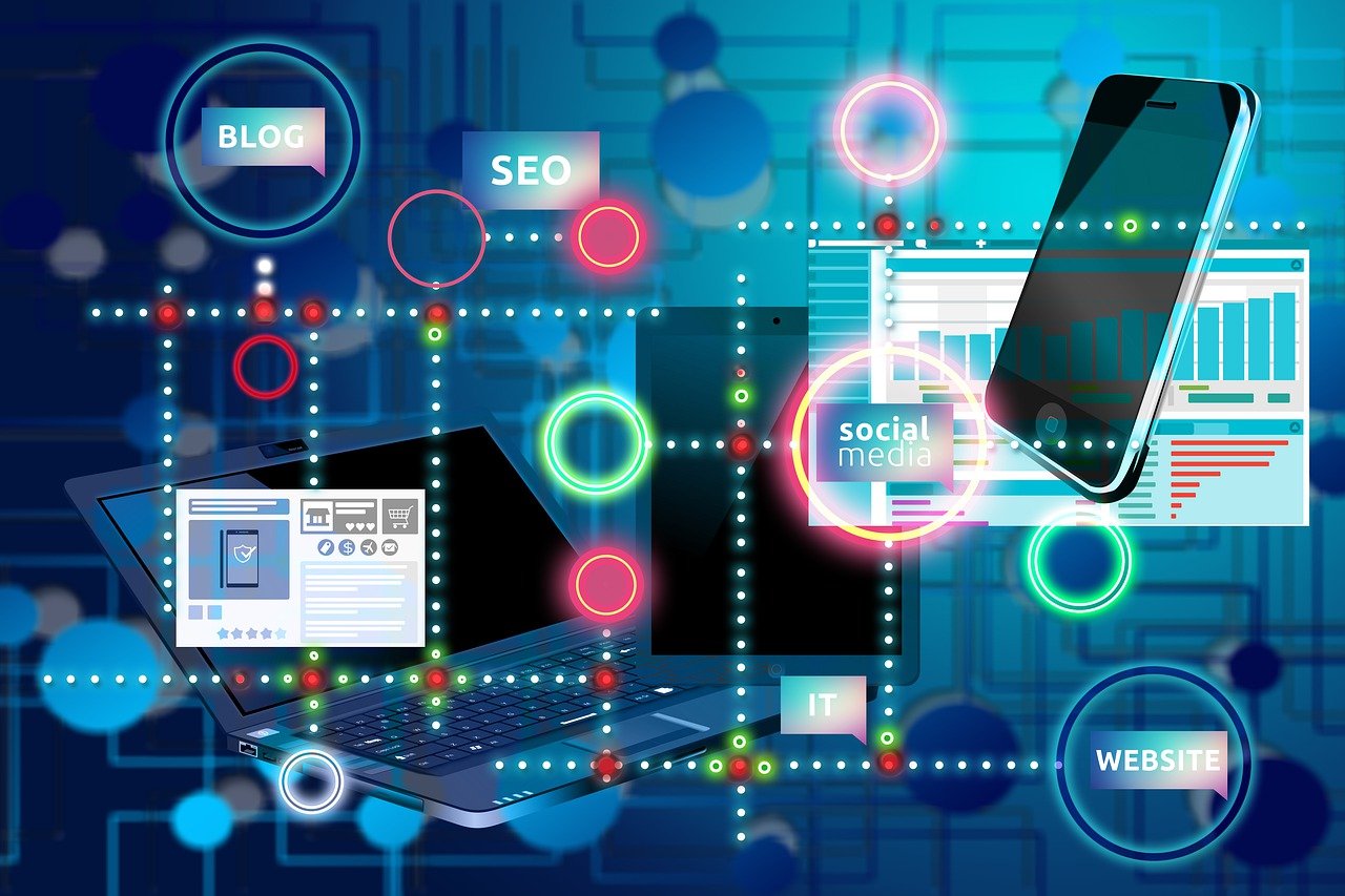 SEO strategy for health blogs, featuring a laptop, smartphone, and digital marketing analytics with keywords and traffic growth indicators."